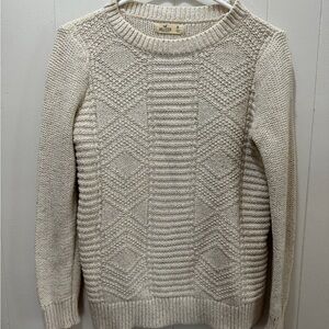 Size M cable knit hollister sweater PERFECT for fall!
